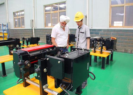 Indijas klients apmeklēja mūsu factory.jpg India customer visited our factory.jpg