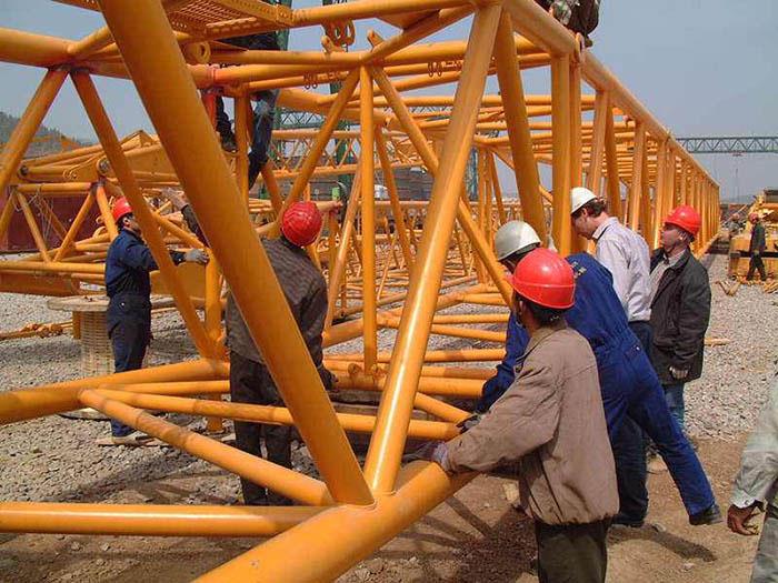 Atzinumi jāmaksā, pārveidojot crane.jpg Attentions should be paid in the overhaul of crane.jpg