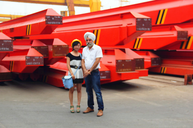 Saūda Arābija Klientu apmeklēja Yuntian sabiedrību Overhead Cranes.jpg Saudi Arabia Customer Visit yuntian company for Overhead Cranes.jpg