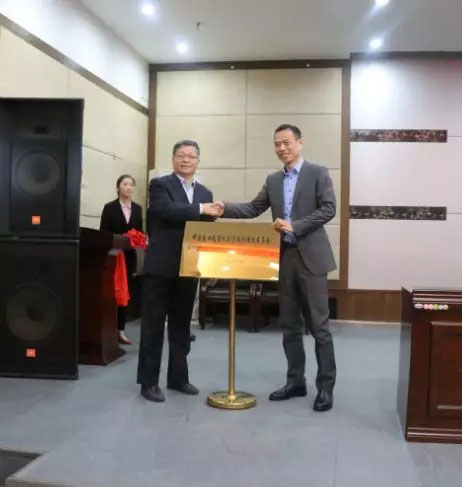 Ķīnas eksporta celtņu kvalitātes un tehnoloģiju veicināšanas komiteja izveidoja konferenci, kas notika svinīgi! 2.jpg China export crane quality and technology promotion Committee established conference held ceremoniously!2.jpg