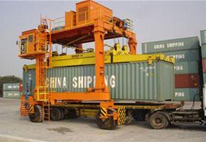 konteinera straddle carrier.jpg container straddle carrier.jpg
