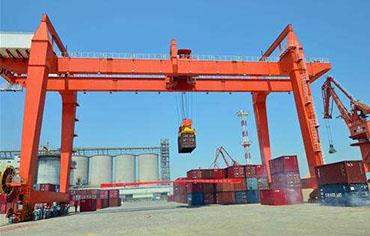 Dzelzceļa maģistrāle portatīvie celtņi konteinerkrava ostas izmantošanai.jpg Rail-Mounted Gantry Cranes Container Crane for Port Use.jpg