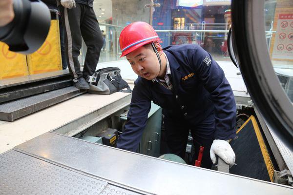 Henan Yuntian veic vasaras celtņu aprīkojuma drošības pārbaudes1.jpg Henan Yuntian conducts summer crane equipment safety inspections1.jpg