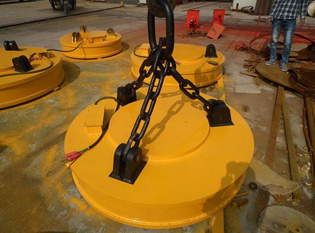 Augstas frekvences sērijas pacelšanas magnēts krāns Port.jpg High-Frequency Series Lifting Magnet Crane for Port.jpg